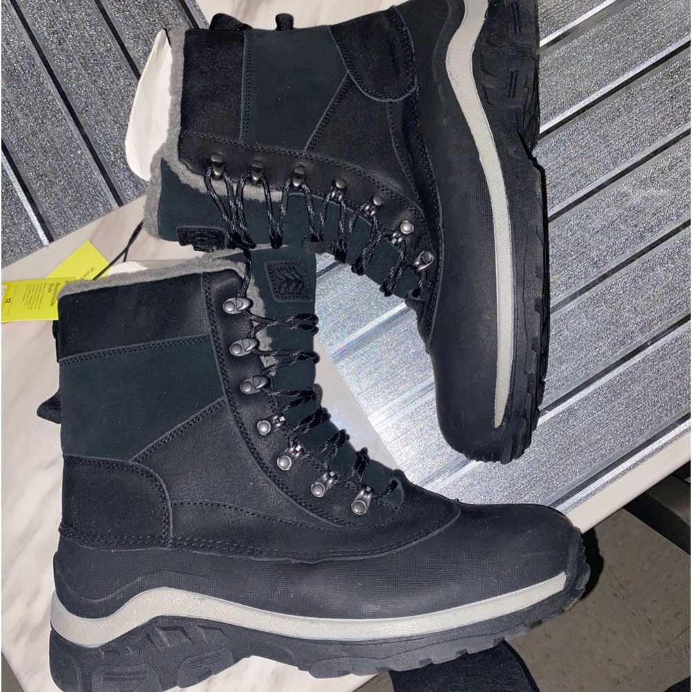 Men’s responsible winter boot, very worn and durable black size 11